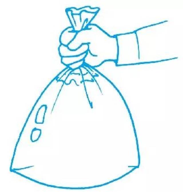 水肯定流了一地吧! 1. 把塑料袋装满水,用手抓紧袋口或者打结扎紧.