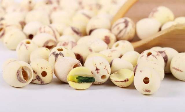 莲子:性平味甘,涩,入心,肺,肾经.