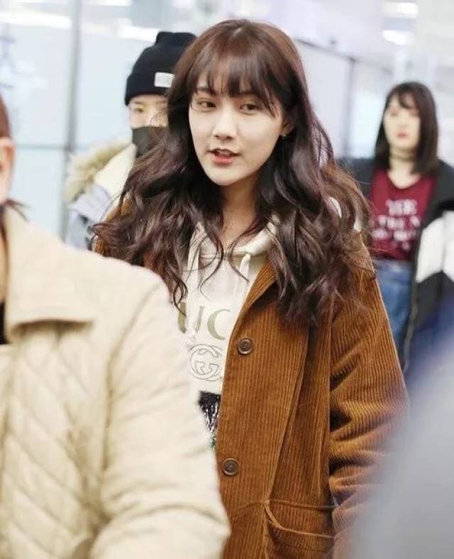 snh48总决选第一名李艺彤的双眼皮越来越宽,下巴也越来越歪了