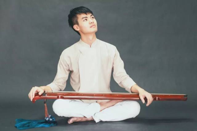 李程先生始终关注古琴艺术教育领域,近日他亲笔为幽韵品牌题字,留下了