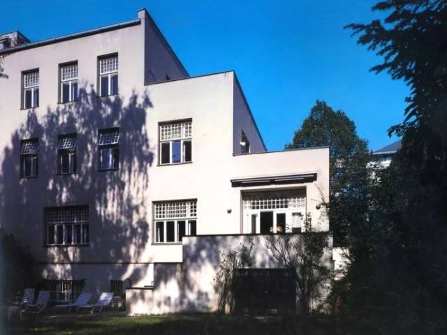 阿道夫·路斯(adolf loos)以 "装饰即罪恶"被建筑学子们所熟知,他的这