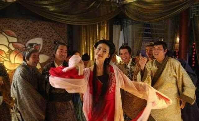 这样看来"家妓"的作用不少,但她们的地位很低下,任人摆布娱乐.