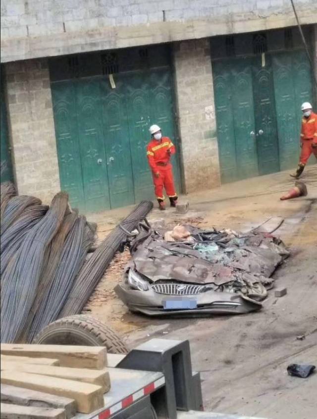 2死3伤!大货车失控连撞多车和行人,一小车被压成"纸片"