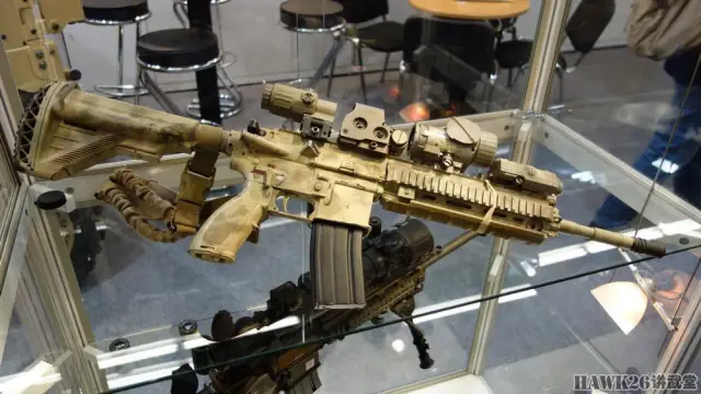 在2016年iwa现场,可以看到一支配备了这样的组合的hk416步枪.