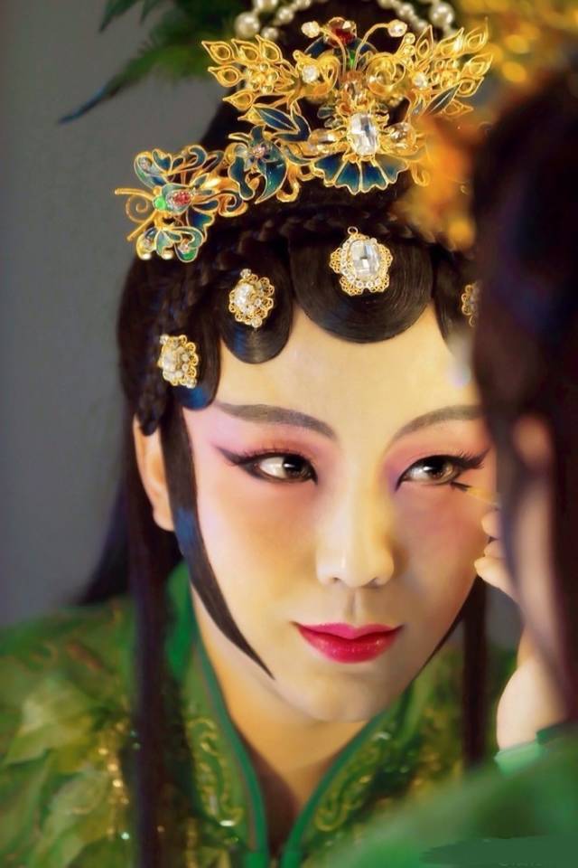 都会被师傅打 也正因为这句戏词,成就了后来的程蝶衣 现在的男生却真
