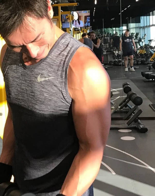 51岁许志安不仅样貌保持年轻 身材还比年轻时更加健硕