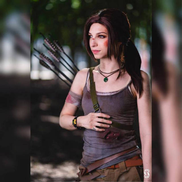 国外美女cos《古墓丽影》劳拉 衣衫褴褛却神情坚毅