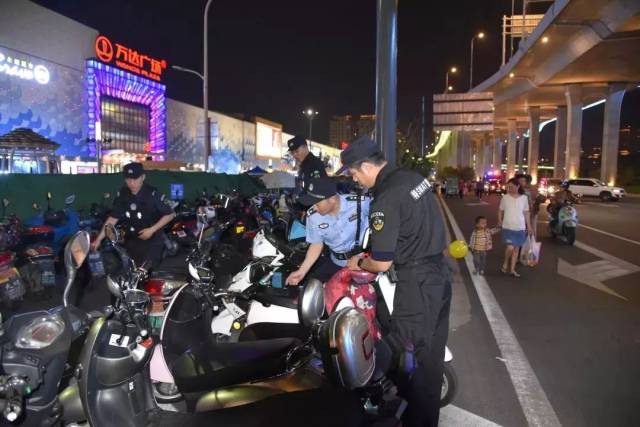 最大限度把警力压向街头路面 副区长,公安局长迮大猛身着特警战训服