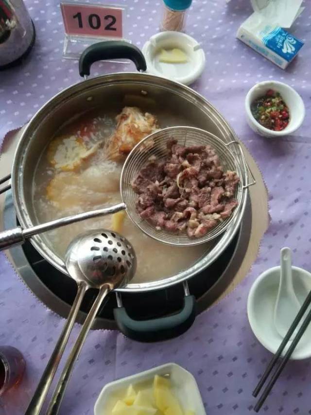 叫几碟新鲜牛肉打边炉,牛肉片原汁原味 滑嫩新鲜;可以搭配牛草肚等