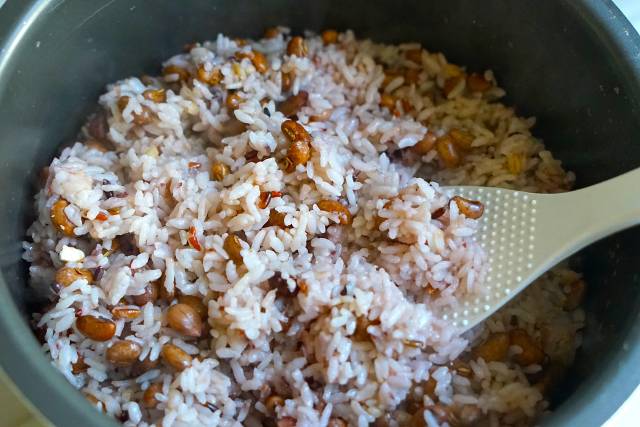 6,煮好后翻一翻,再继续焖一会儿,香喷喷的豆子饭就做出来了,特别好吃