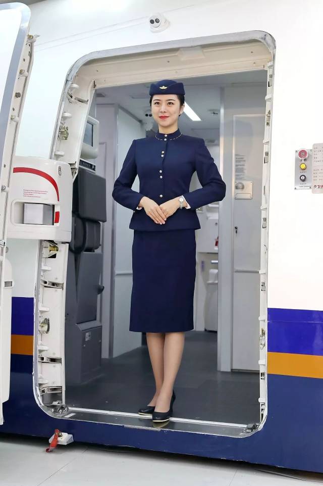 1990年,北方航空公司成立,推出这套蓝色制服, 优雅的鱼尾裙展现出女性