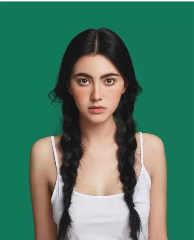 泰国本土人的长相整体偏女装大佬风,脸部因为皮肤黝黑的原因视觉上