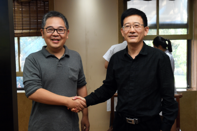清华大学与弋矶山医院签署合作协议(左为李梢,右为院长朱向明)
