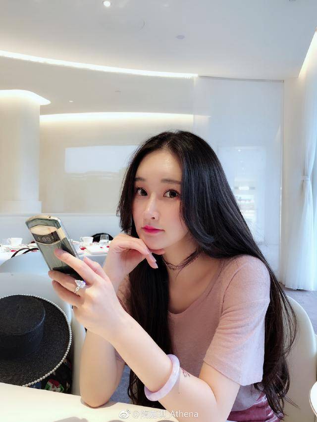 就在这个时候,网友们扒出了一个人:隋嘉琪.