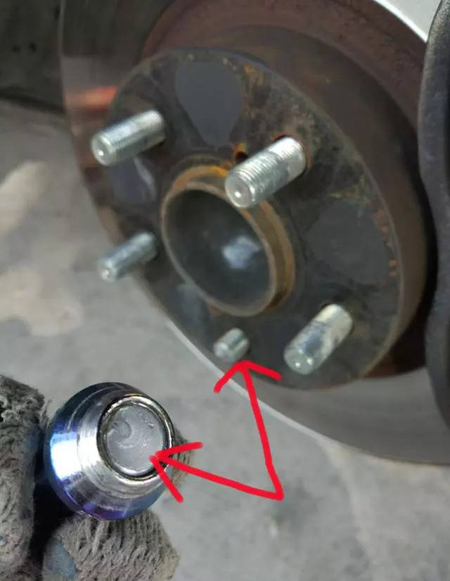 轮胎螺丝为什么总是容易断,汽修师傅用实例告诉你原因