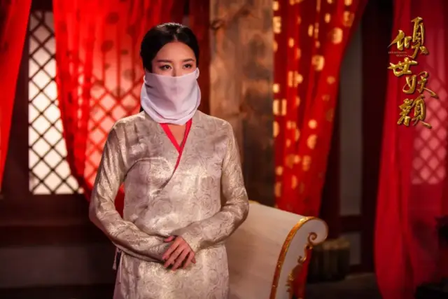 今天腾讯刚上线的一部新剧 《倾世妖颜》中的一个女性角色 荆南梦,就