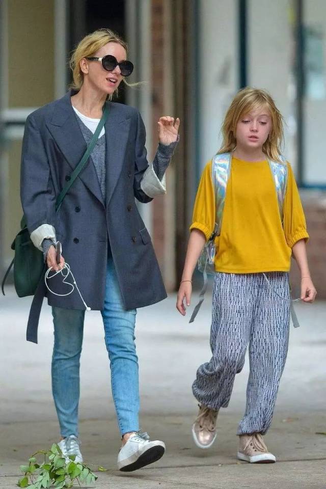 schreiber ,是好莱坞女演员 naomi watts 和 liev schreiber 的小儿子