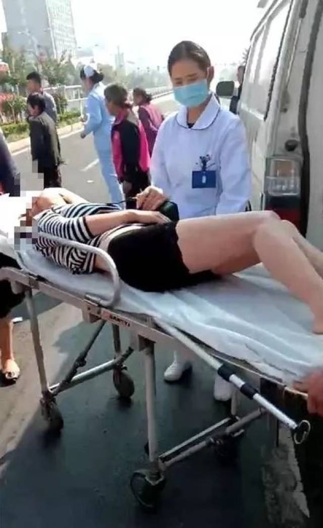 滁州99广场附近发生一起车祸,一女子倒地!