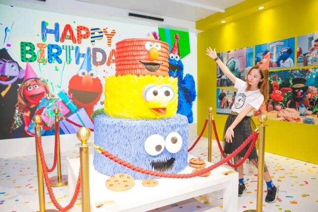 装扮成特制 芝麻街生日蛋糕同贺派对.