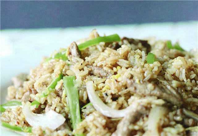 在家做青椒牛肉炒饭,先炒菜还是先炒米,搞清楚了炒饭才会做的好吃!