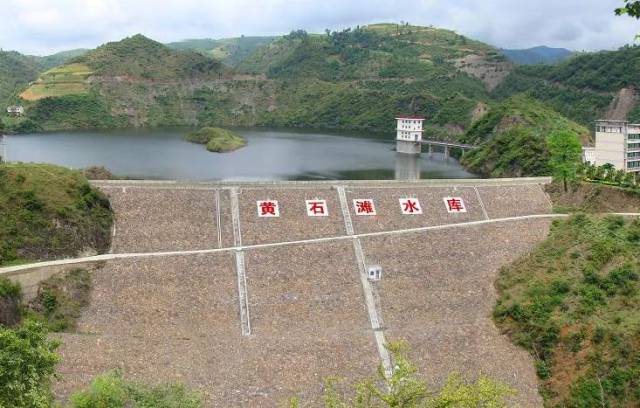 大的虹吸管,犹如一条巨龙卧匍在浙江省杭州市近郊区黄石垄水库大坝上