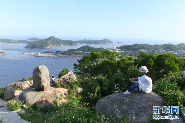 9月27日,遊客在霞浦縣三沙鎮花竹村觀賞海上風景.