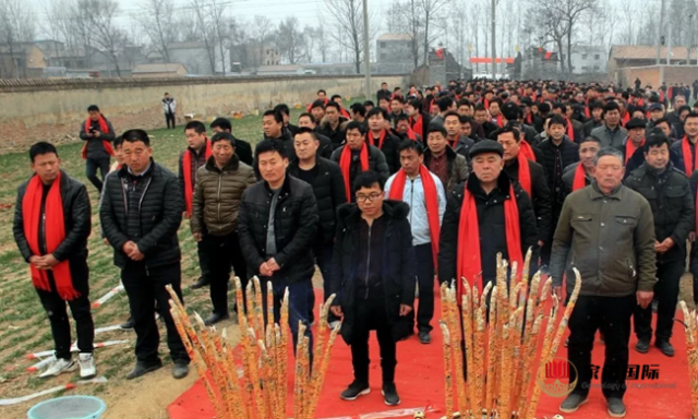 大年初五上午,梁园区水池铺乡沈坟的沈鲤墓前庄严而肃穆,来自河南省