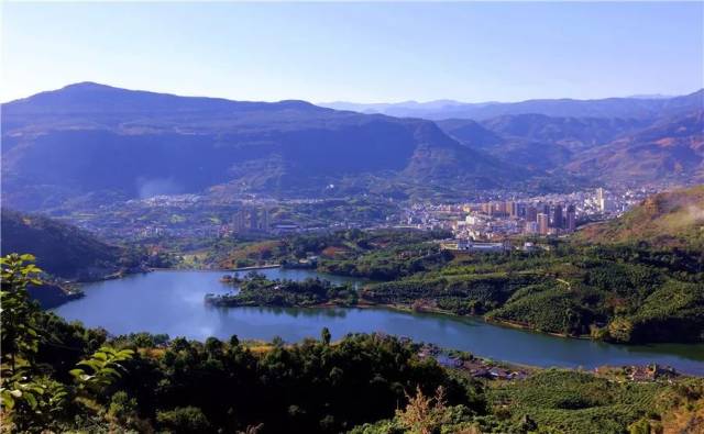 河东水库位于华坪县城近郊,县委政府以构建亲水空间和慢行廊道为重点