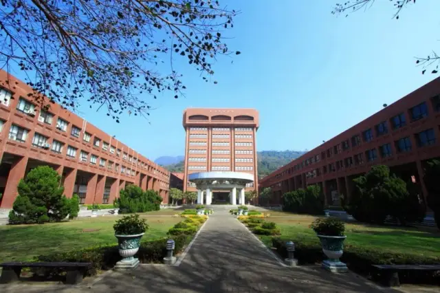 屏东科技大学号称是全国最大的校园.