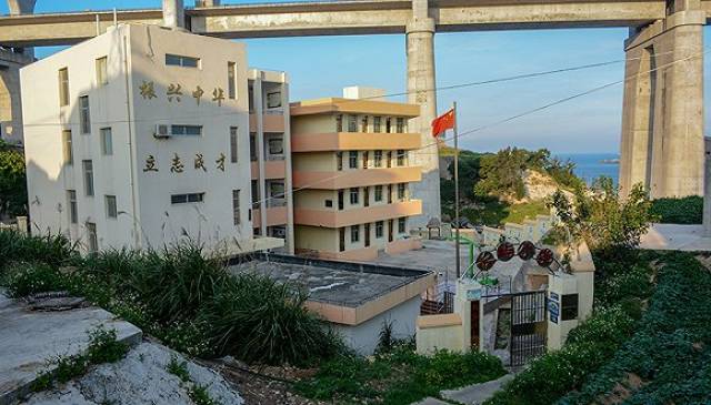 长屿小学,这个耗资两百多元万元的全新校舍于2016年投入使用.