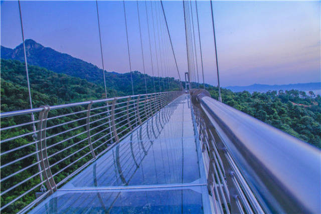 广东佛山南丹山建成379米玻璃桥,9月28日开放,要比拼张家界玻璃桥