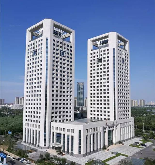 济南报业大厦外景日前,省委常委,市委书记王忠林对《济南日报》创刊70