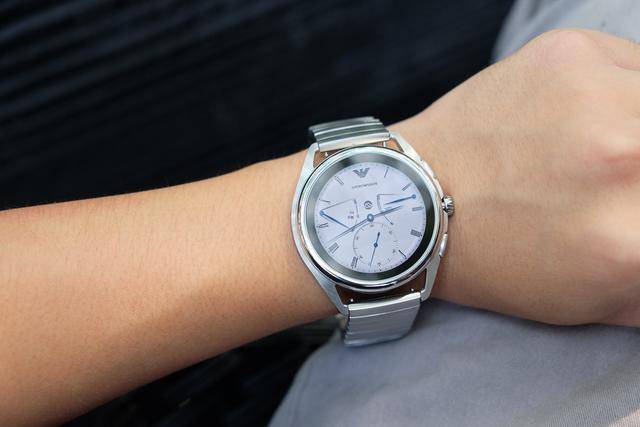 3990元的真智能手表贵吗?阿玛尼art5006:奢华与智能的巧妙结合