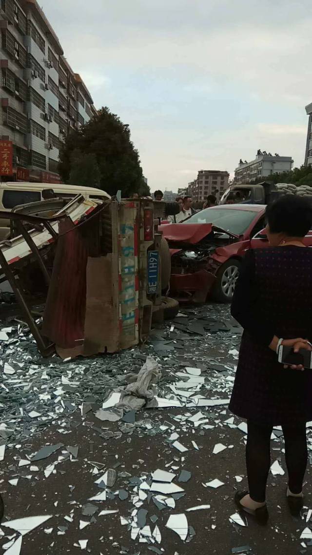 邵东两塘路发生惨烈车祸,车子撞的稀巴巴烂!(附视频)