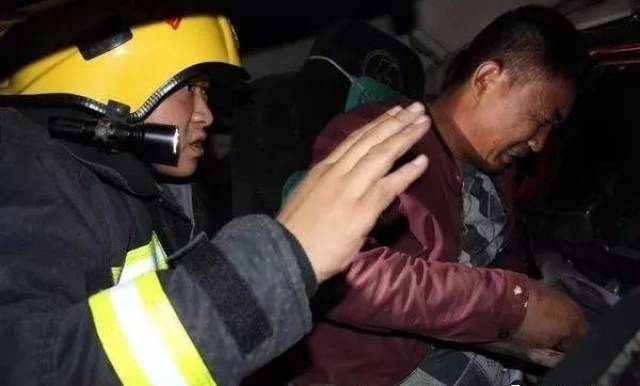 卢氏省道上3车相撞,其中一罐车满载30吨硫酸!