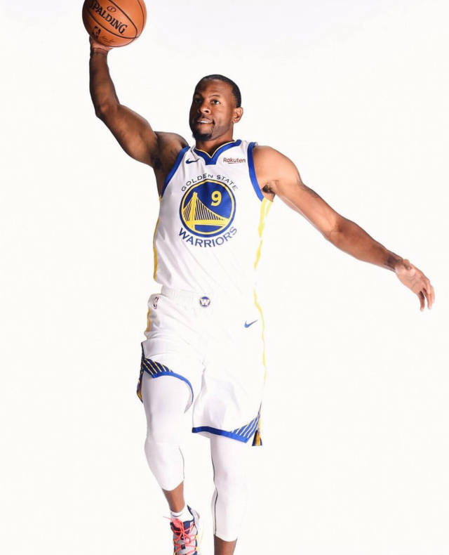 勇士拍摄扣篮动作,水花兄弟不满,强行拍摄被赶出