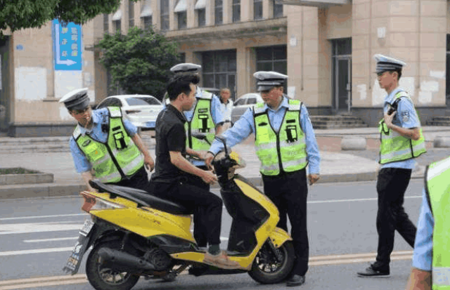 因為體積小,不用擔心堵車和找不到停車位,但是之前成都發布的