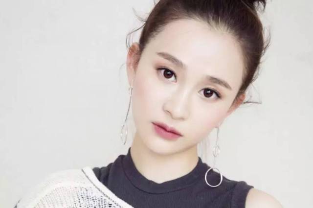吴秀波拍摄《军师联盟》的一年时间内,陈昱霖都在横店的酒店陪着他
