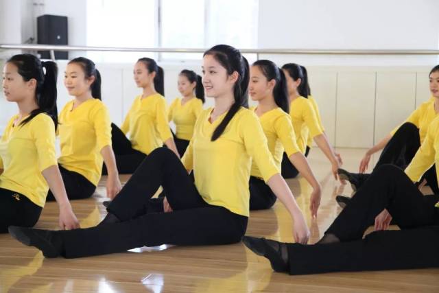 阳光形象礼仪风采记青岛旅游学校礼仪队2018级纳新