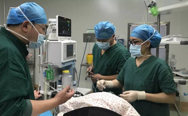 专家李洪波,涂生芬给患儿做食道狭窄扩张术