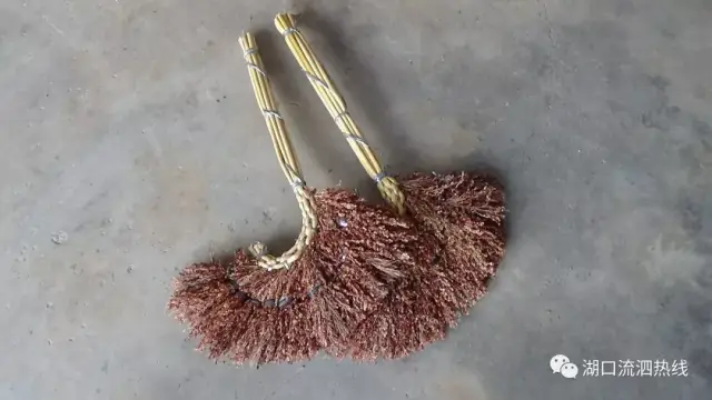 湖口流泗镇七旬老农50年扎笤帚乐在其中