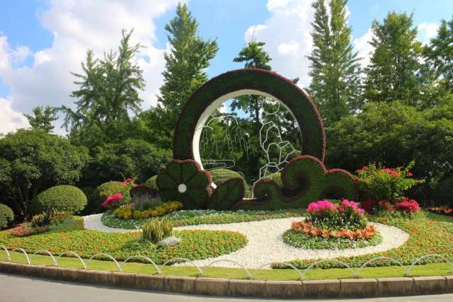 近铁广场中心花坛