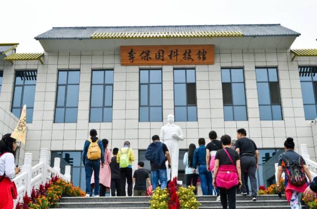 李保国教授开创了生态立体种养模式,乘坐电瓶车观光你会看到在核桃树