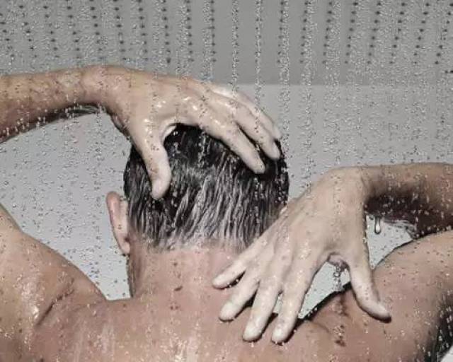 男子一年洗澡400次患这病后背瘙痒抓痕如地图