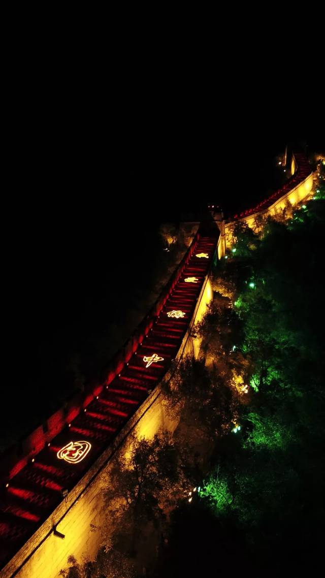 辉煌的灯光勾勒着蜿蜒起伏的长城,似一条欢腾的巨龙上下翻飞,为祖国的