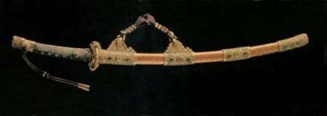 这套金梨子地螺钿饰太刀拵,整个制造过程耗时约三年,为加贺守大久保忠