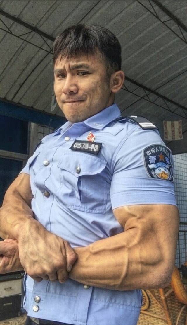 警察的腹肌图片