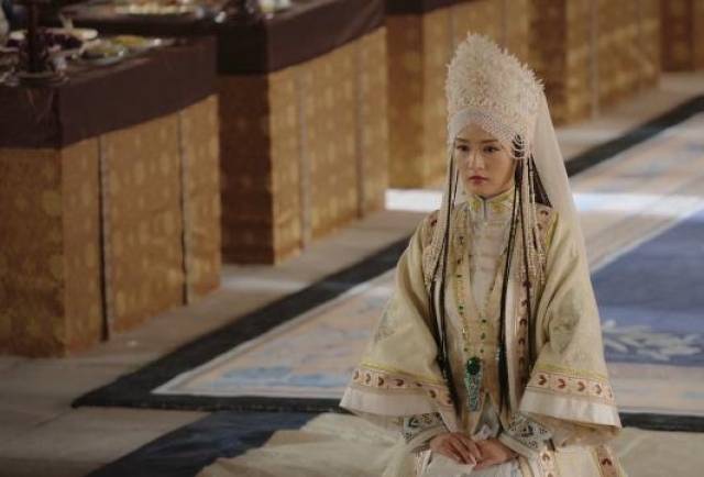 首先从出身来看,容妃和卓氏是来自新疆回部叶尔羌的一名女子,父亲是第