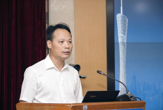省卫生计生委信息统计处处长甘远洪主持会议