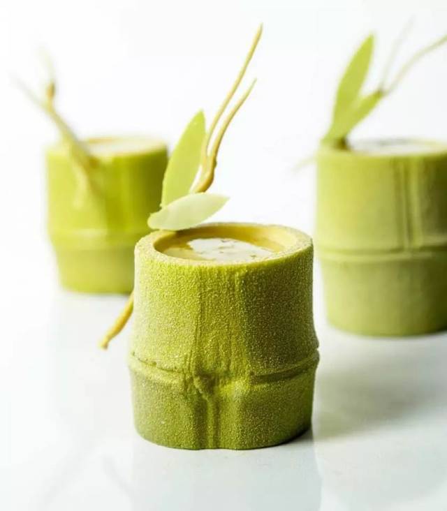 今天的这个配方看上去就心情大好,竹节造型的翠竹蛋糕,来自脑洞大神